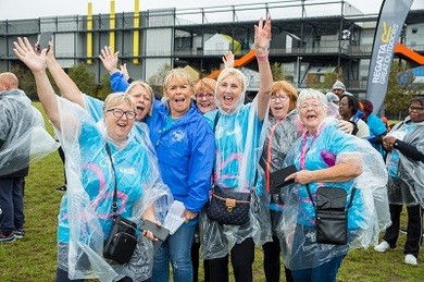 Actor Linda Robson leads hundreds to unite against dementia at London Memory Walk