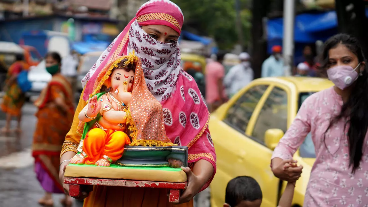 India lacks social distancing as many fear worst yet to come